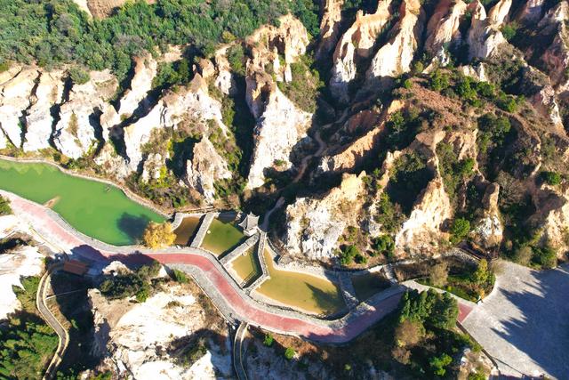 云南曲靖彩色沙林，一处凝固的彩虹秘境，漫步亿万年的时空隧道