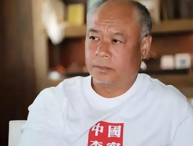 62岁李宁现状：一年狂赚30亿，64岁老婆气质出众，家庭事业双丰收
