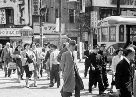 日本投降后带走一中国小孩，40年后回国，当时日军为何要带走他？