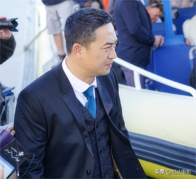 钱再多有什么用！55岁张嘉译现状曝光，病情严重到连走路都站不直