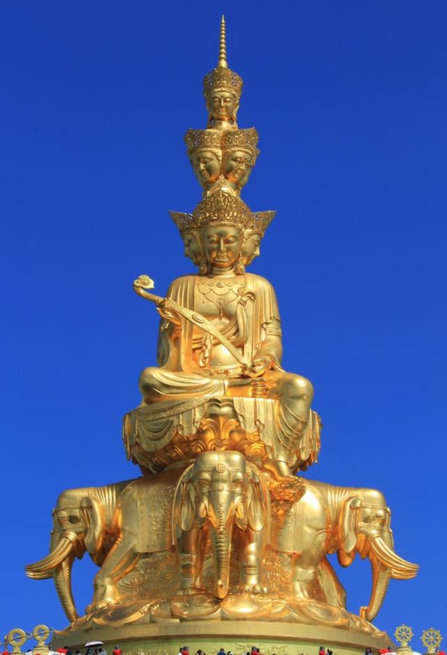 我是上海人，旅游景点峨眉山，春天四月杜鹃开秋天十月树叶如油画