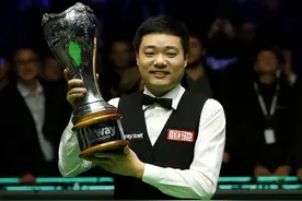 “台球神童”丁俊晖：母亲患癌去世，娶大6岁妻子，现怎样？图片