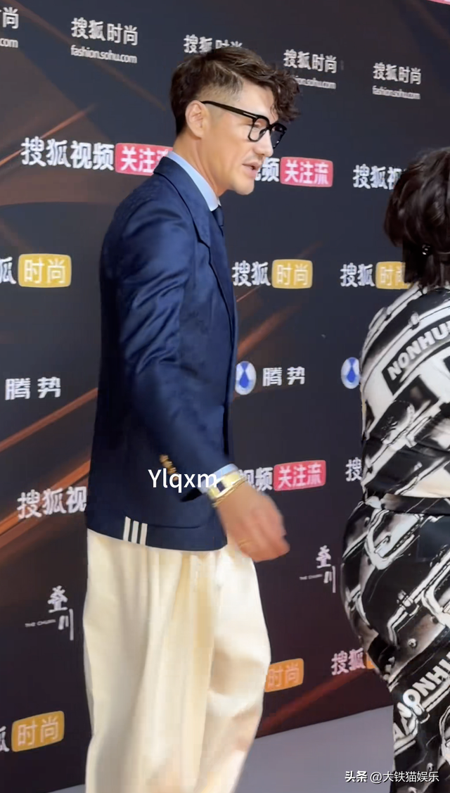 北京这一晚，55岁刘奕君秒了41岁向佐，才懂男人刚阳硬朗的魅力