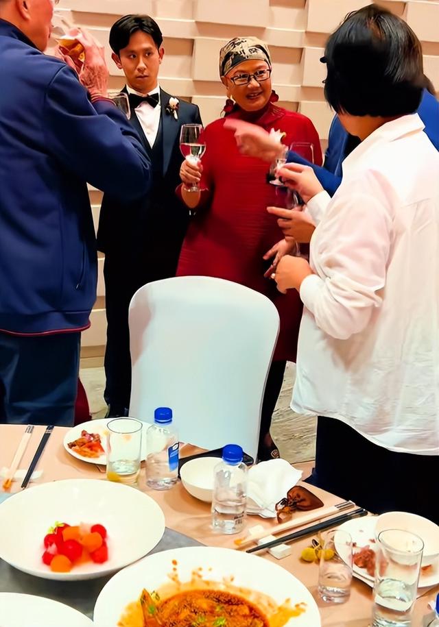 演都不演了！刘欢女儿大婚不到24小时，恶心的一幕出现了