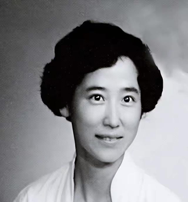 李鹏总理儿媳罕见留影，五官端正长相大气，爷爷功勋卓著比肩元帅