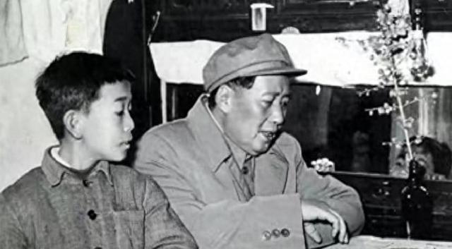 贴身保护毛主席30年，汪东兴晚年后悔道：当年瞎了眼让主席用此人
