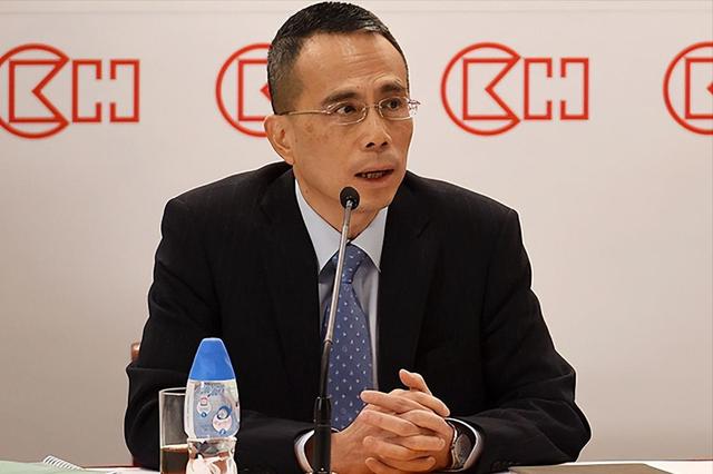 2909亿身价有何用？97岁的李嘉诚无力回天，两个60岁儿子已成心病