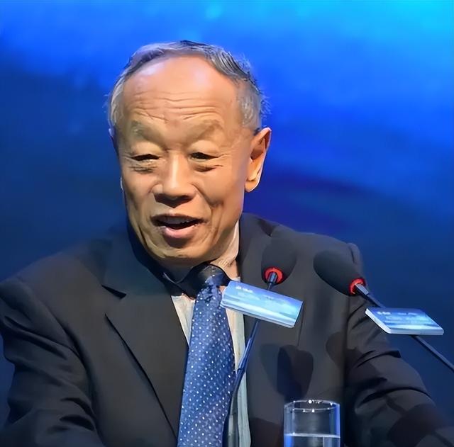 父亲是前外交部部长，妻子是阎维文女儿，他却靠自己实现“王炸”