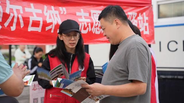 额尔古纳：高温送清凉 服务不降温 志愿者贴心服务获游客点赞