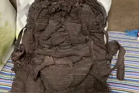 哈哈一笑，搞笑动图，这样背包，以为垃圾，没想到这么贵！图片