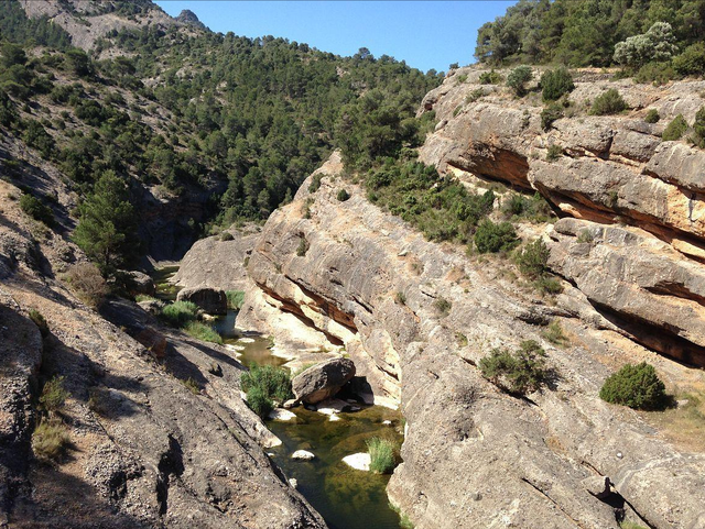 探秘山东诸城恐龙涧峡谷：1.5亿年地质奇观与恐龙化石宝库