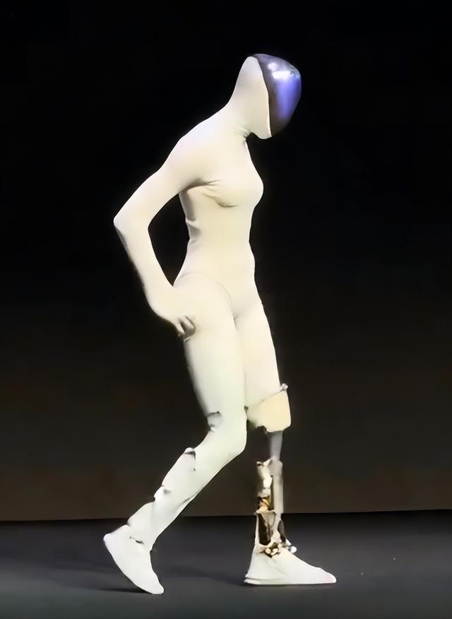 马斯克机器人为何一片叫好，小鹏机器人表现完美，却逼得剪腿自证