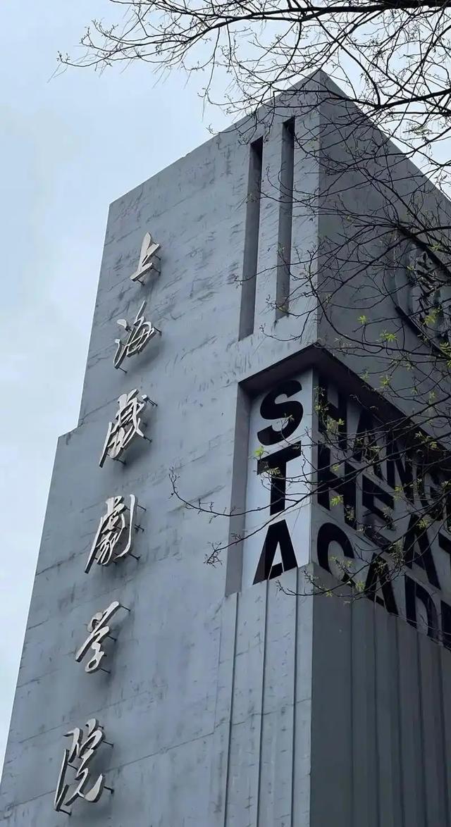 她11岁被导演看中，与名导同居多年被抛弃，如今复出却无人问津