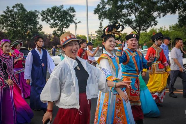 夏日限定记忆：赛罕区小草音乐季沉浸式音乐主题巡游亮点直击