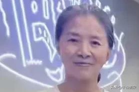 66岁迟蓬素颜被偶遇！穿洞洞鞋似邻居，《生万物》演技获赞