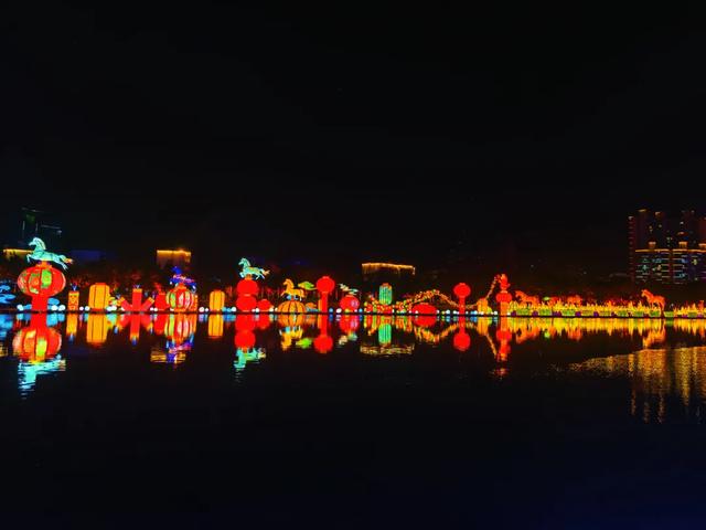 成都双子塔巨幕喊你赴约:“天气凉了,去米易吧!”