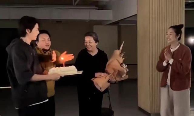 58岁江珊在剧组庆生，穿黑衣满头白发体重超140斤	，皱纹不掩美貌