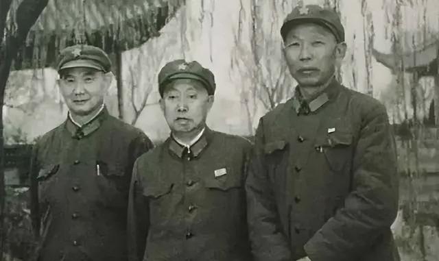他29岁当师长，建国后担任中央军委办公厅主任，1977年被撤职