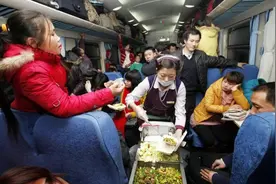 火车上明明有饭，为何有人就算挨饿也不吃？退休乘务员说出实情图片