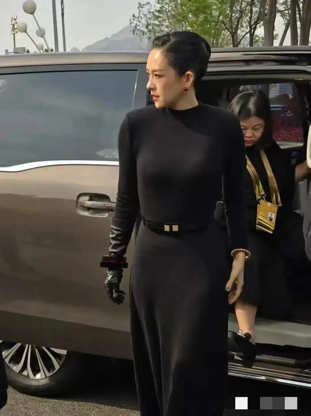 章子怡离婚后变了 ！耸肩缩脖驼背，眼神充满杀气，感觉戾气很重