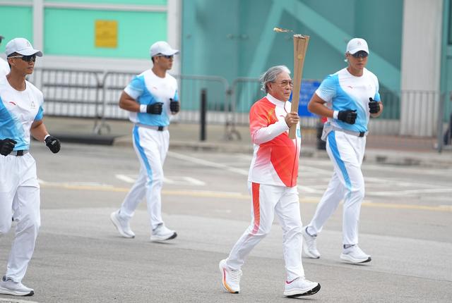 郭晶晶没想到，79岁的公公霍震霆再破天花板，让整个豪门圈沉默了