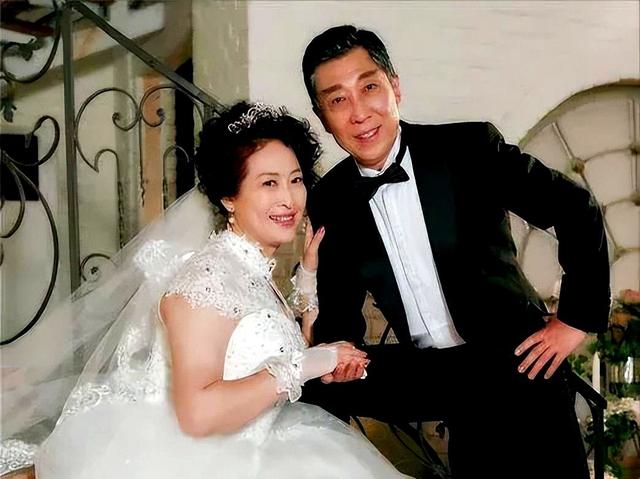 没想到他就是许娣老公，结婚40年甘当家庭煮夫，地位比许娣还高