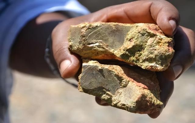 中方话音刚落，特朗普通告全世界：税率加到200%！首个牺牲国出现