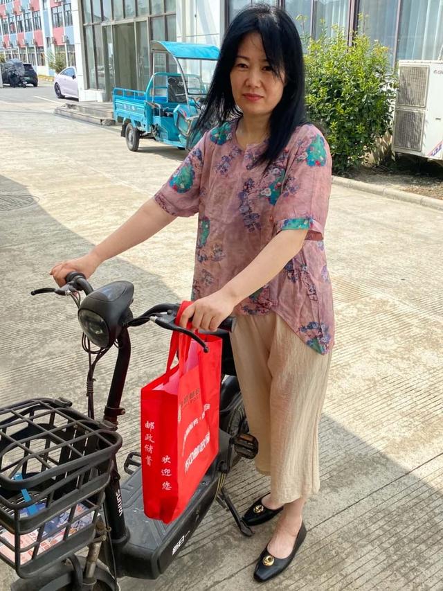 等我老了，绝不穿“花衣服”，瞧瞧这些60岁阿姨的打扮，多洋气
