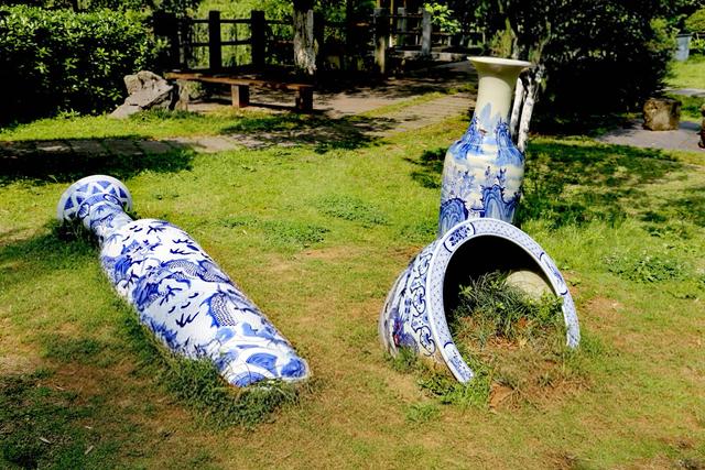 江西景德镇古窑区满地都是名贵瓷器，漂亮养眼逗人爱，没人敢碰瓷