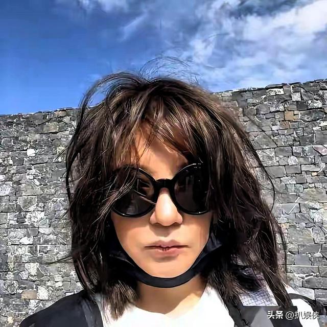 被封4年	，赵薇做梦也没想到，如今56岁哥哥竟成了自己的“撑腰	”