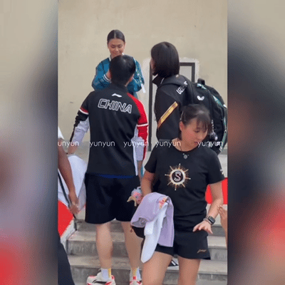 亚锦赛观众特别特别少，莎莎和楚钦在训练上被要求签名合影