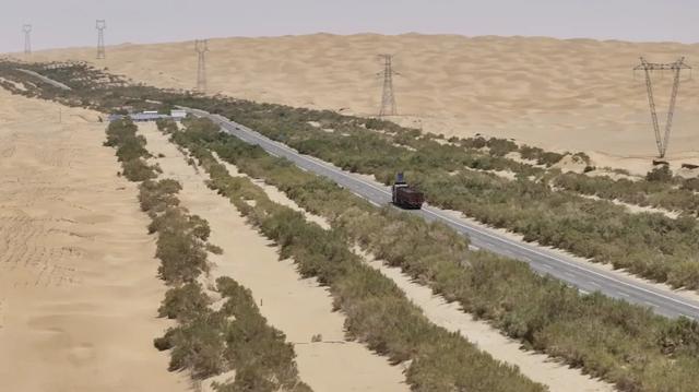 外国小哥新疆搭便车穿越最长沙漠公路