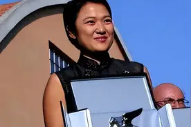 善恶终有报！疫情时一毛不拔，赚中国钱却捐美国6亿，如今她怎样图片