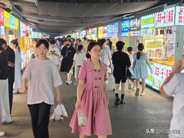 三线城市商丘市中心城区夜经济红红火火！梁园区步行街人头攒动！
