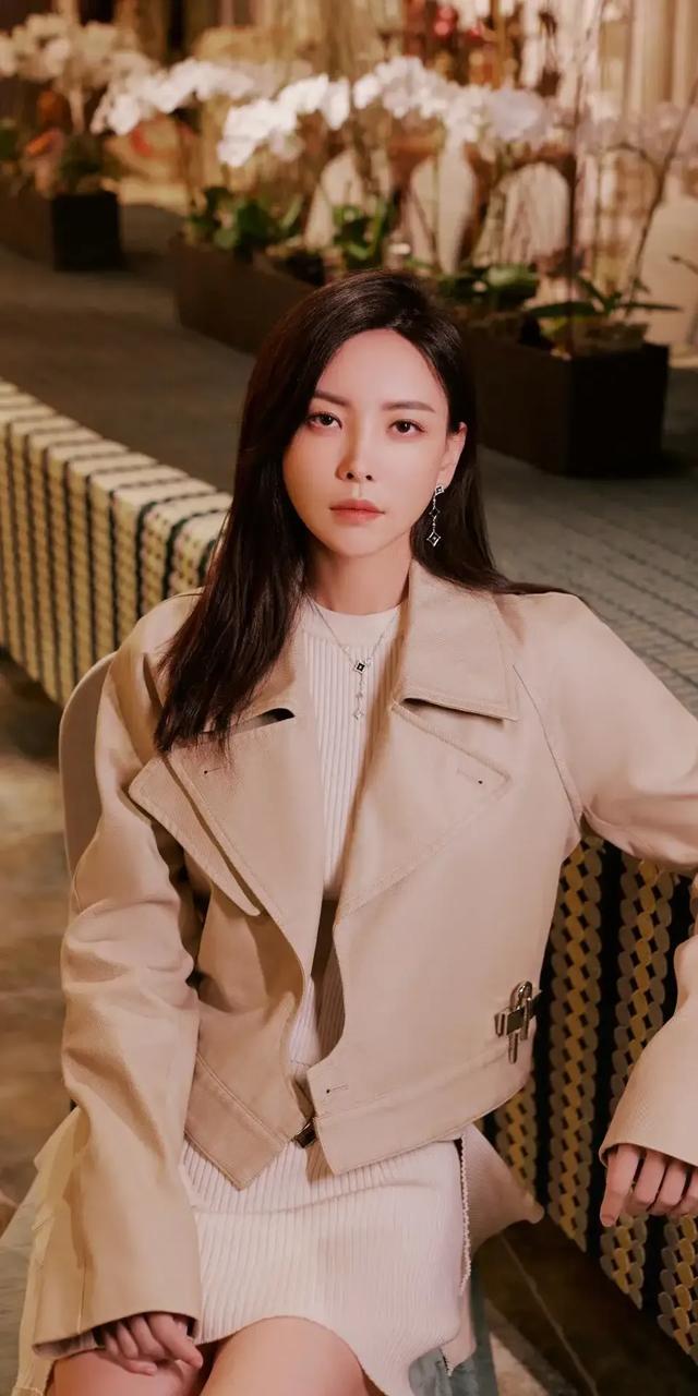 于文文：圆润又饱满的胸，雪白的大长腿，美到让人惊讶！