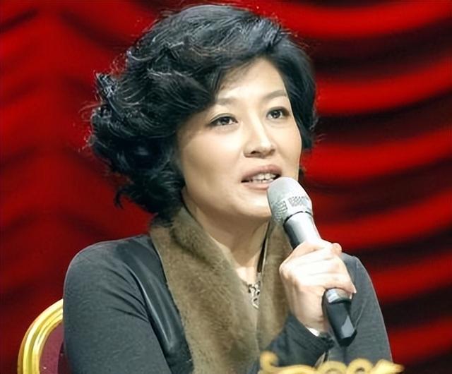 私生活混乱、被央视开除、陪睡上位？王冠身上的标签究竟有多离谱