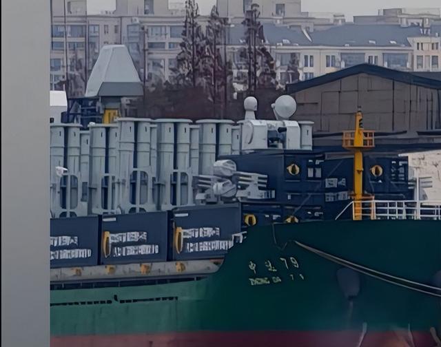 神秘货轮现身港口	，集装箱布满导弹发射管，中国低成本武库舰？
