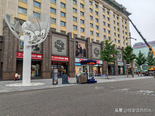 从中国美术馆出来，钻胡同，一路逛到王府井大街