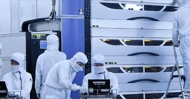 年薪600万华为高管，美公民身份被扒，带13人窃密，下场大快人心