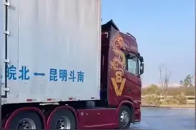 35岁网红卡车司机突发车祸遇难 曾驾驶红色斯堪尼亚V8卡车图片