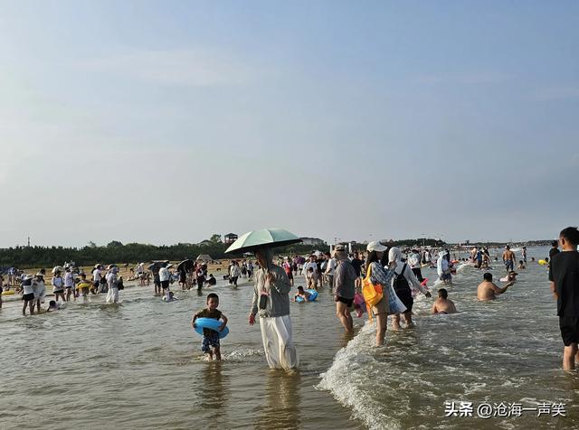 看八月的海景图，除人山人海形容外，还有什么成语可以比喻呢？