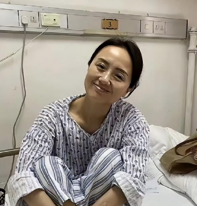 辛柏青消失五个月现身一个举动败坏好感，身边长发美女引人热议
