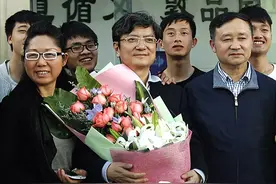 "网红校长" 郑强获得新身份：喷子眼中的愤青教授终于得到认可图片