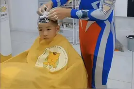 有动画片棒棒糖托尼老师还是奥特曼，湘潭一小孩哥理发店走红！网友：23岁宝宝能剪吗图片