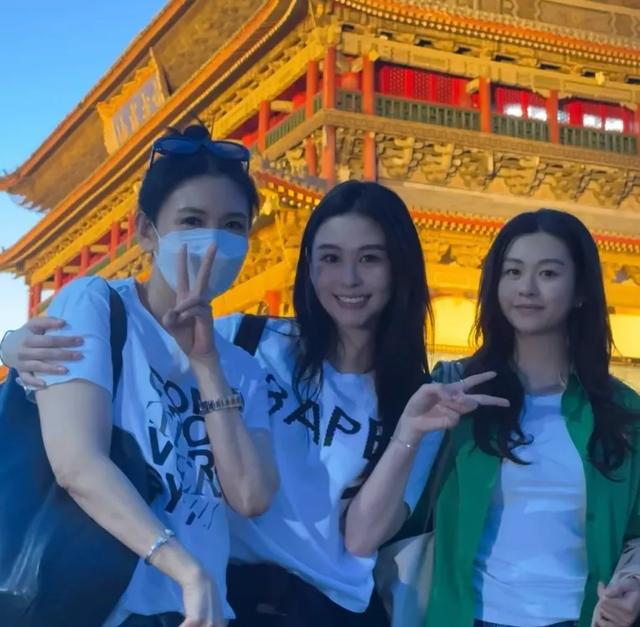 57岁邱淑贞游普陀山被偶遇，身材娇小苗条，打扮低调女神气质依然