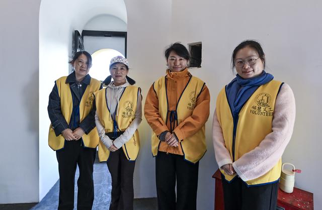 秋爽登文峰 塔下聚宾朋