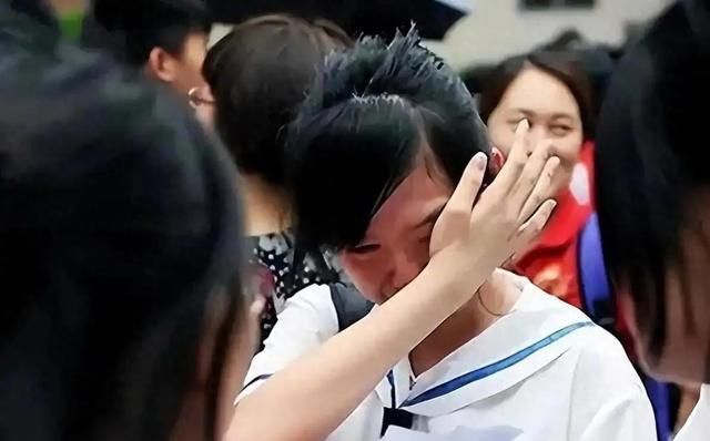 “不录取又何必羞辱我”！女孩被云南大学3字劝退，瞬间破防大哭