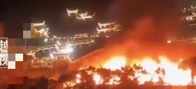 上饶望仙谷深夜大火！26亿网红景区烧出隐患，游客曝实情藏关联