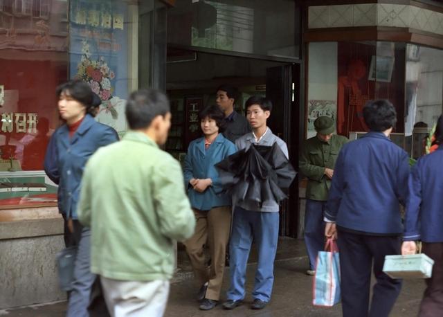 拿老公手机给婆婆转5千，婆婆秒回：你哥买房30万，别拿5千打发我