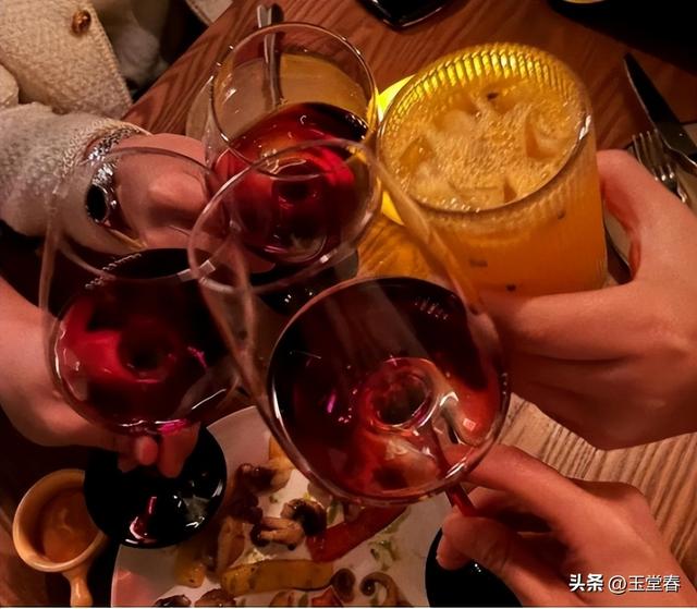 高度白酒没人喝了，酒企集体瞄准了年轻化，能救活“老登股”吗？